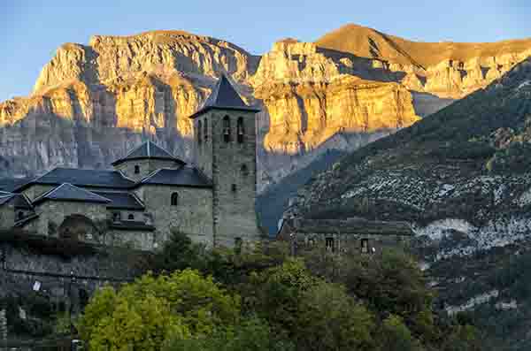 Huesca - Torla-Ordesa 10 - iglesia de san Salvador.jpg